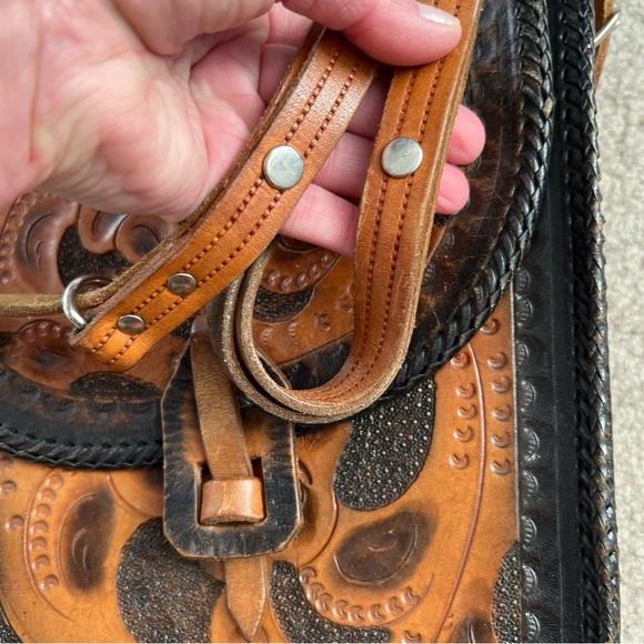 Vintage 60s Clifton’s Hand Tooled Leather Brown Caramel Adjustable Shoulder Bag - Picture 10 of 16